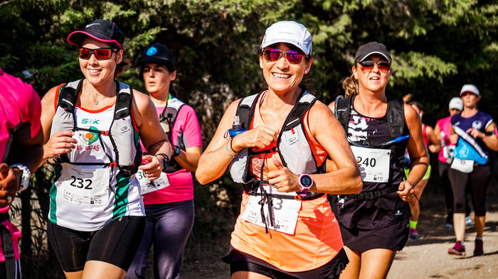 women running marathon 